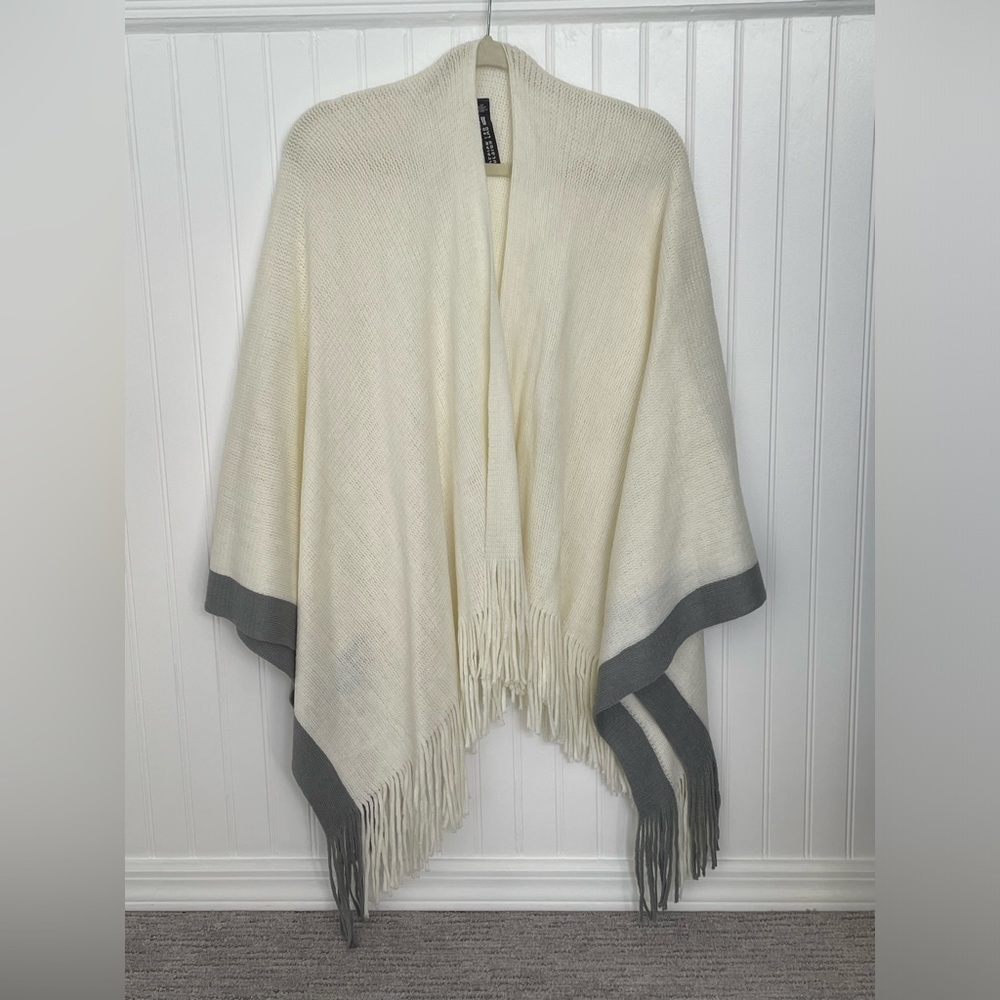 EUC Design Lab Cream and Gray Fringe Shawl, Size Small